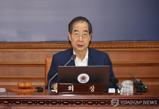 한덕수 국무총리가 13일 서울 종로구 정부서울청사에서 열린 국무회의에 참석해 발언하고 있다. 연합뉴스